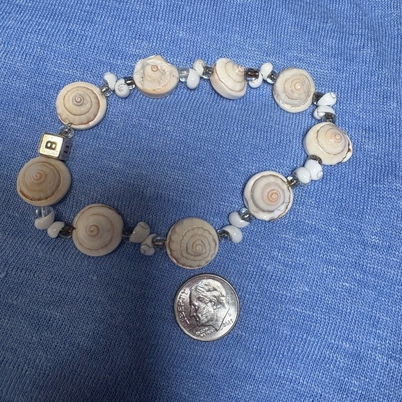 Very Pretty Delicate White Shell Stretch Bracelet. Measures 9inches unstretched. - Picture 16 of 16
